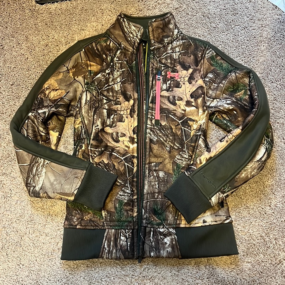 Camo under armor/realtree jacket. In great condition!